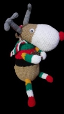 Предлагам Коледен елен с шапка, ръчно плетен, прегърнал шишарка